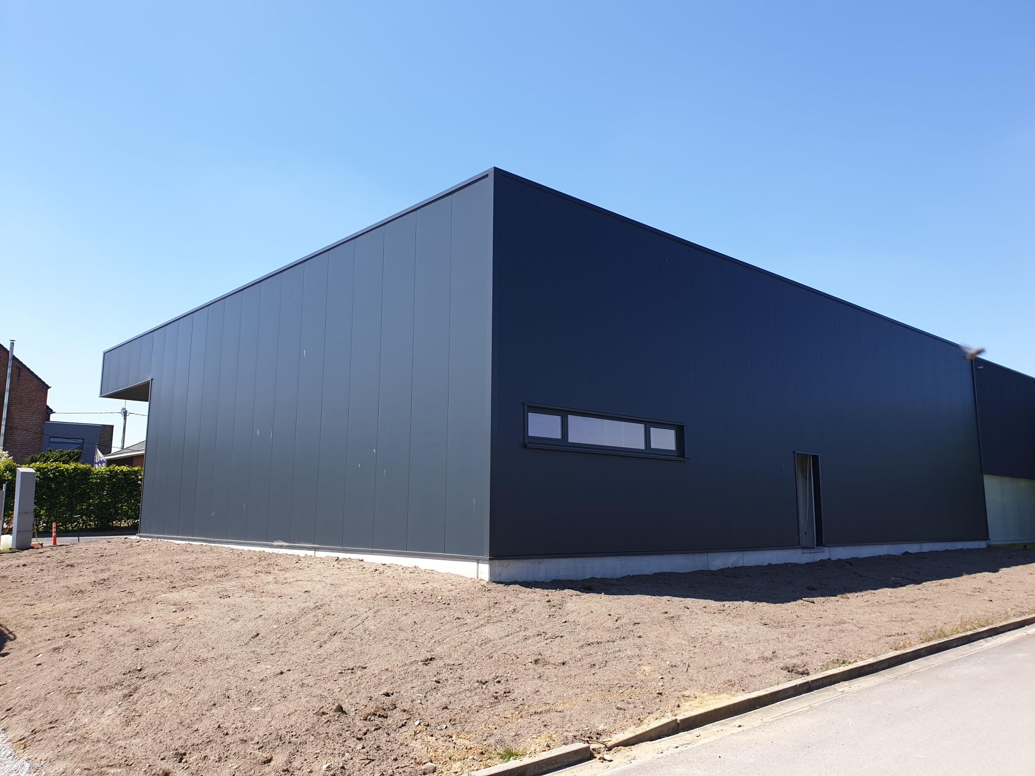 Didato , Queens piano, industriebouw met vloerverwarming voor opslag piano's.  voordelen van deze materiaalkeuze: Uitstekende isolatie: De kern van het sandwichpaneel bestaat vaak uit een isolatiemateriaal, zoals PUR of PIR, wat zorgt voor een hoge isolatiewaarde.Lange levensduur: Met de juiste behandeling gaan stalen panelen zeer lang mee zonder aan kwaliteit in te boeten.