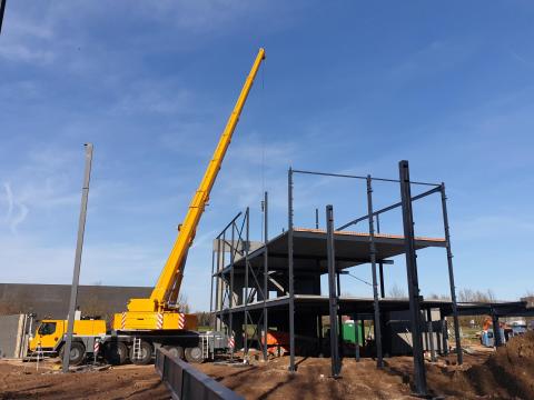 Staalskeletbouw: snelle montage en licht van gewicht  , hier een paar van de voordelen : Hoog draagvermogen: Staal is de belichaming van stabiliteit en draagkracht. Het is ideaal voor het ontwerpen van grote ruimtes.Economie: Bouwen met staal is niet noodzakelijkerwijs goedkoper dan andere varianten. Met een staalconstructie kunnen de kosten echter precies worden gepland. De korte montagetijden besparen ook geld.